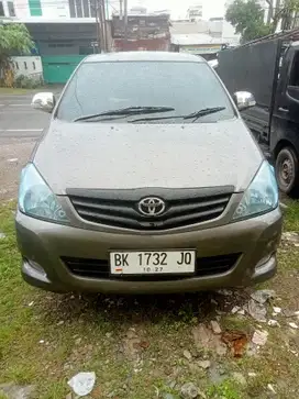 Toyota Kijang Innova v Bensin 2009