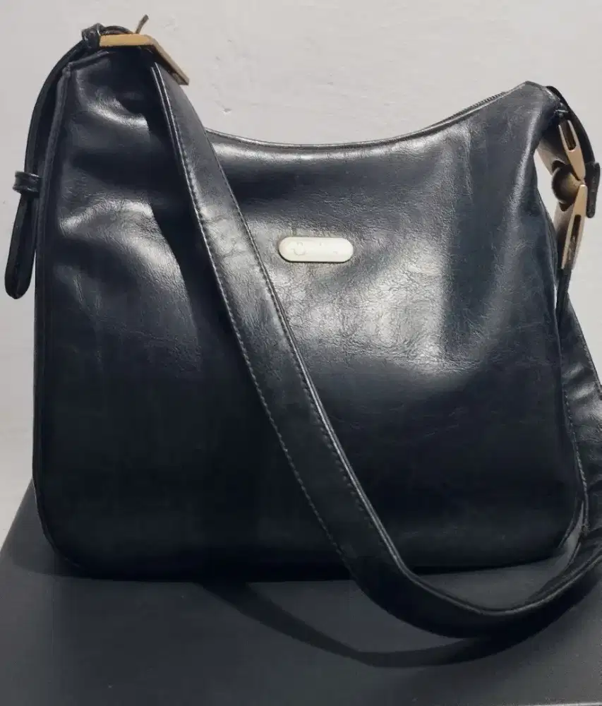 Tas kulit slempang warna hitam