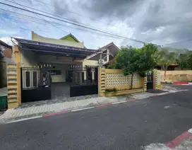 Rumah Luas Cantik Hook Dekat Pintu Tol Solo