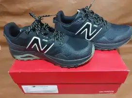 Sepatu sneakers New Balance V410 Trail black hitam