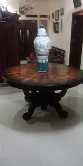 Meja makan antik