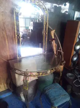 Meja rias kaki besi