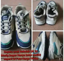 Sepatu anak sekolah