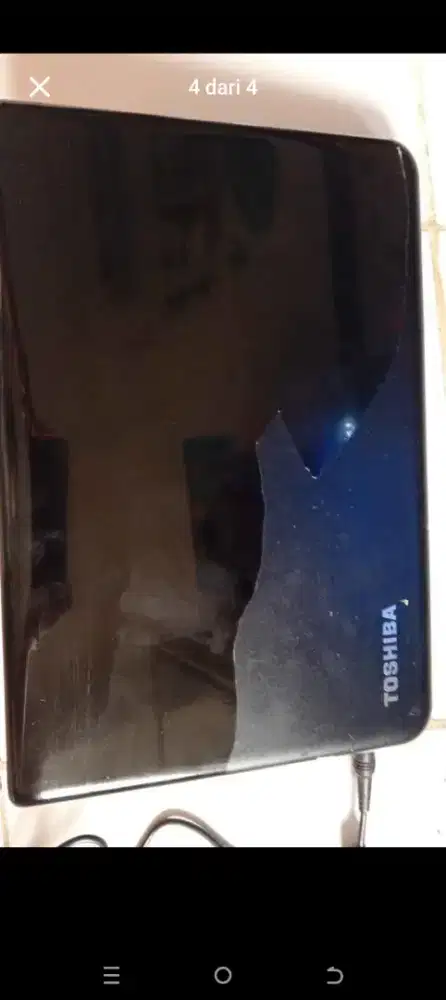 Laptop merek Toshiba Hitam