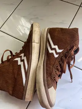 Sepatu geof max corduroy size 42