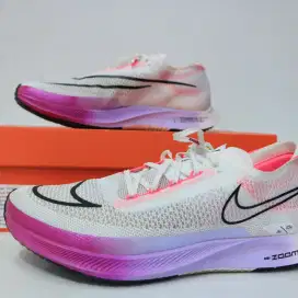 Sepatu Lari Nike Streakfly