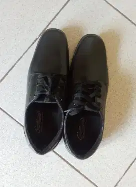 Sepatu kerja semi sintetis