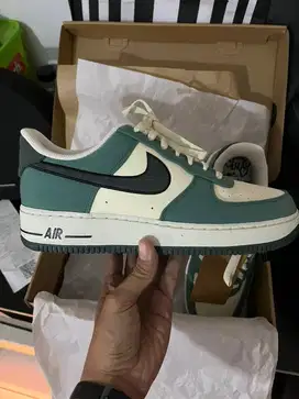 NIKE AIR FORCE 1 '07 LV8 1