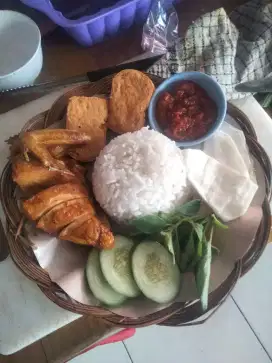 Cari wanita yg mau kerja.jaga warung pecel lele dan sayur asem