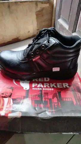 Sepatu safety red parker