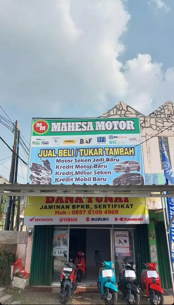 LOKER SHOWROOM MOTOR