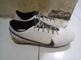 sepatu bola merc 41 (42 bisa masuk) siap pakai