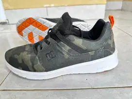 Sepatu sneakers army DC original