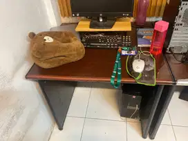 Meja kantor ada bolongan kabel