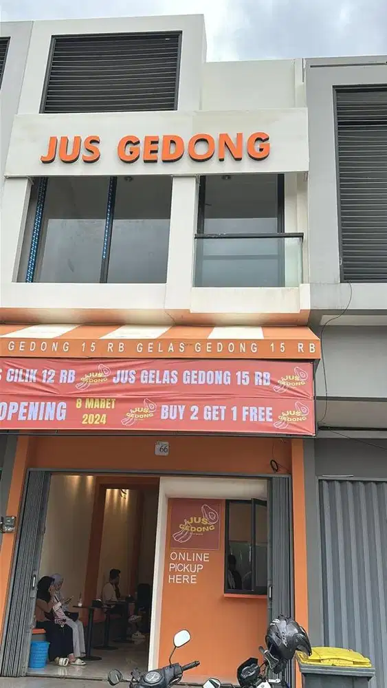 Dibutuhkan 2 karyawan perempuan dan 1 karyawan laki-laki