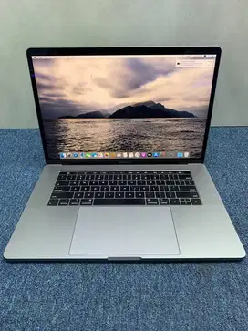 Macbook Pro 15 Inch 2018 (16 GB - 512 SSD) LIKE NEW