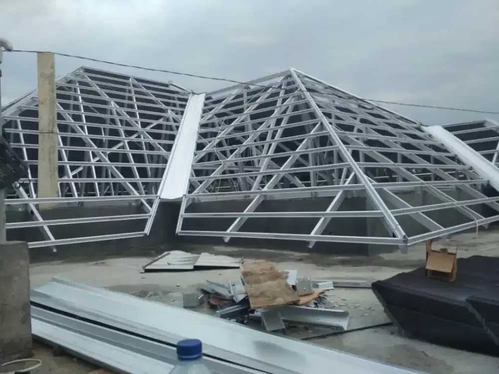 Pemasangan atap baja ringan dan renovasi rumah