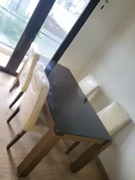 Celini meja makan