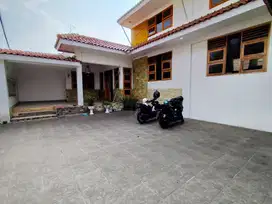 Rumah 3 Lantai Bagus Full Furnish Siap Huni Samping Jalan Utama