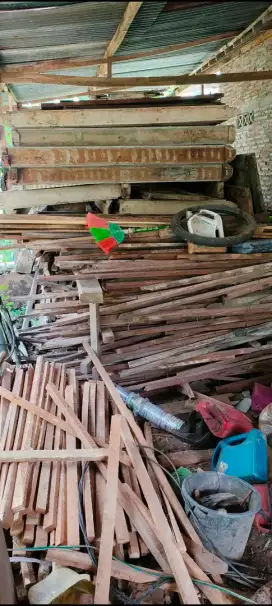 Dijual segera kayu jati tuaaa bekas bongkaran rumah cap.