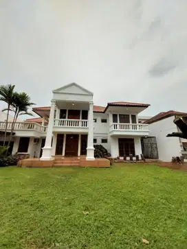 Rumah hitung Tanah di jalan utama Pondok Indah,  Ramai