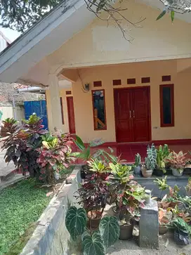 Rumah depan sekolah SMK, bisa untuk Usaha atau Kos2an