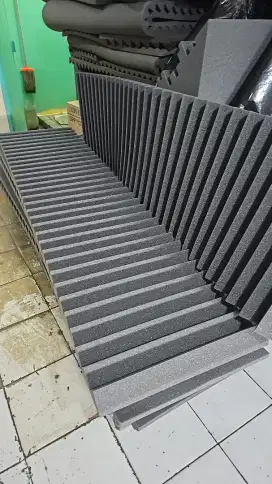 Busa peredam suara ruangan model zigzag warna hitam ukuran 1×1×6 cm