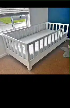 Dipan/tempat tidur anak
