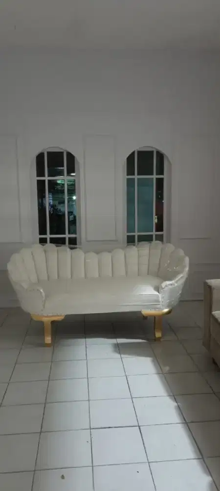Kursi kerang bekas studio foto