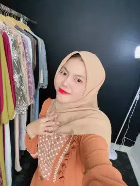 Cari kerja host live muslimah