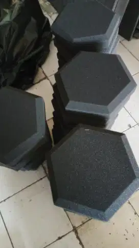 Busa peredam suara ruangan model hexagon warna hijau dan hitam