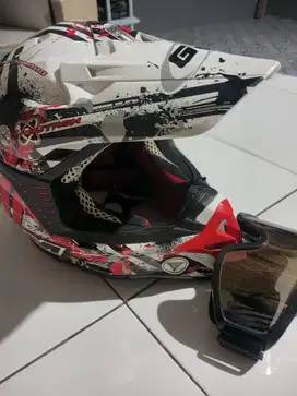 helm GM CROSS + google..Masih mulus 90% di pakai baru 2x