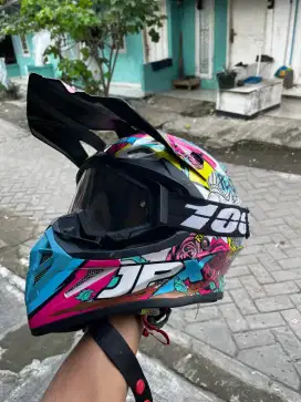 Helm tak terpakai