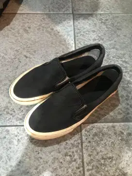 Sepatu slip on black white