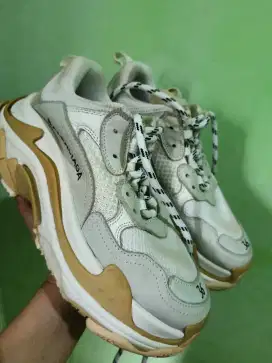 Sepatu Balenciaga Triple S