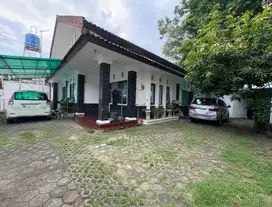 DIJUAL RUMAH TINGGAL DENGAN HALAMAN LUAS DEKAT STASIUN KEBAYORAN