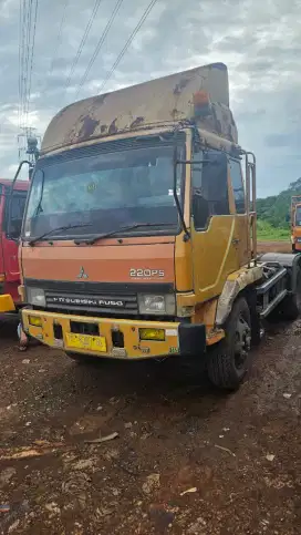 Mitsubishi fuso 220ps engkel 4x2 head trailer  thn 2010