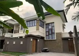 JUAL VILLA KEROBOKAN DEKAT CANGGU FULL FURNISHED