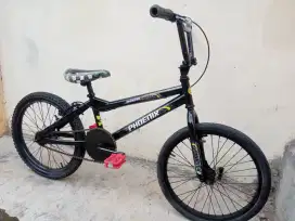 Sepeda BMX ukuran 20