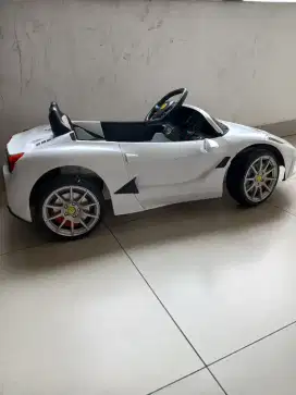 Mobil ferari mainan