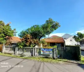 DIJUAL RUMAH ASRI TANAH LUAS DI BANDUNG KOTA, HITUNG TANAH SAJA.