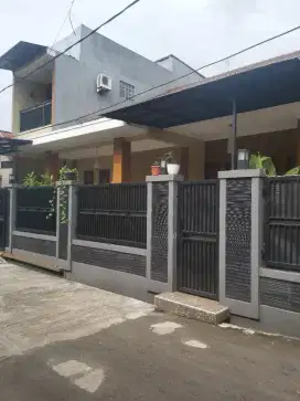 Rumah second 2 Lantai, Garasi, 4 Kamar, 3 Kamar Mandi.