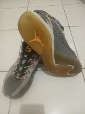 Sepatu basket ori Nike