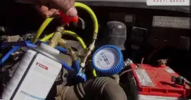 Pengisian freon mobil.