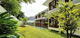 Sewa Rumah Mewah Dengan Taman Luas di Kebayoran Baru