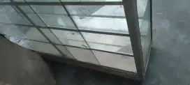 Etalase kaca P 150cm T105cm L40cm kaca tidak ada yang pecah