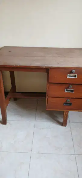 Meja tulis kayu