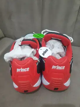 Sepatu tenis prince