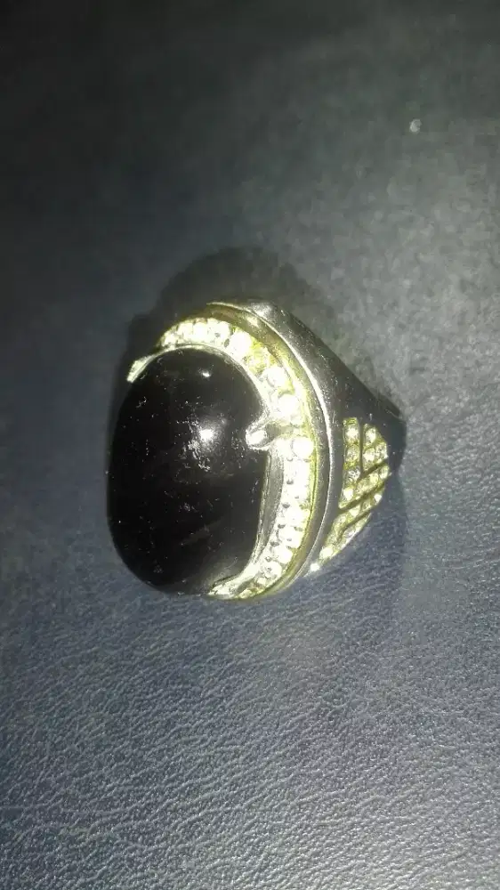 Cincin Kecubung Wulung Sinar Putih.