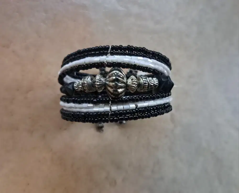 Gelang bangle hitam putih
